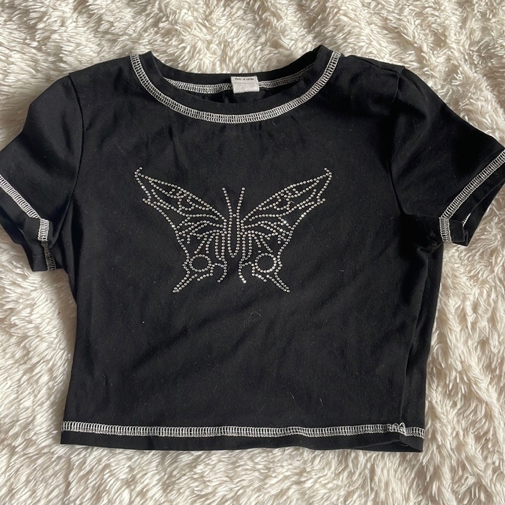 SHEIN BLACK CROPPED T-SHIRT
